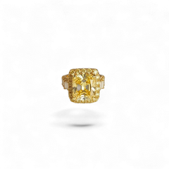 Anillo AVA & SSILAQUÉ de oro blanco de 14 quilates con moissanita radiante amarilla central de 16x14 mm y piedras laterales.