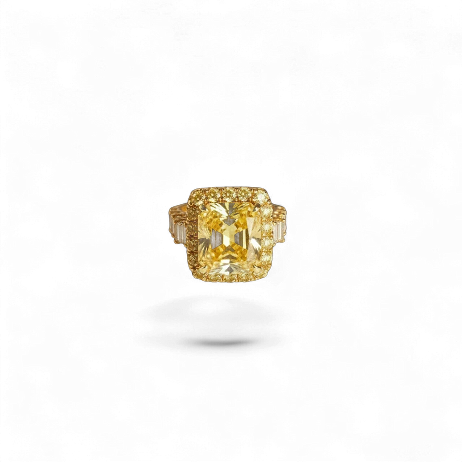 Anillo AVA & SSILAQUÉ de oro blanco de 14 quilates con moissanita radiante amarilla central de 16x14 mm y piedras laterales.