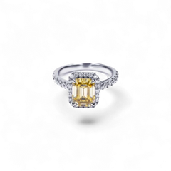 Anillo Soléne Oval de AVA & SSILAQUÉ en oro blanco de 14K con moissanita esmeralda amarilla de 2.5ct y diamantes laterales.