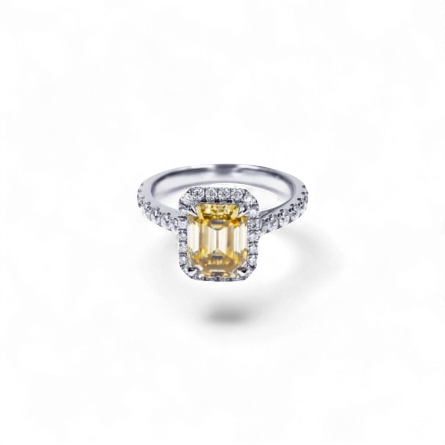 Anillo Soléne Oval de AVA & SSILAQUÉ en oro blanco de 14K con moissanita esmeralda amarilla de 2.5ct y diamantes laterales.