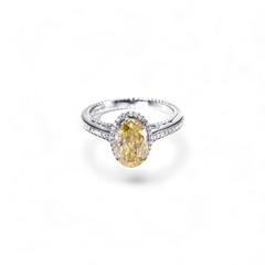 Anillo AVA & SSILAQUÉ de oro blanco de 14 quilates con un diamante moissanita ovalado amarillo de 8x10 mm rodeado de diamantes redondos de laboratorio.