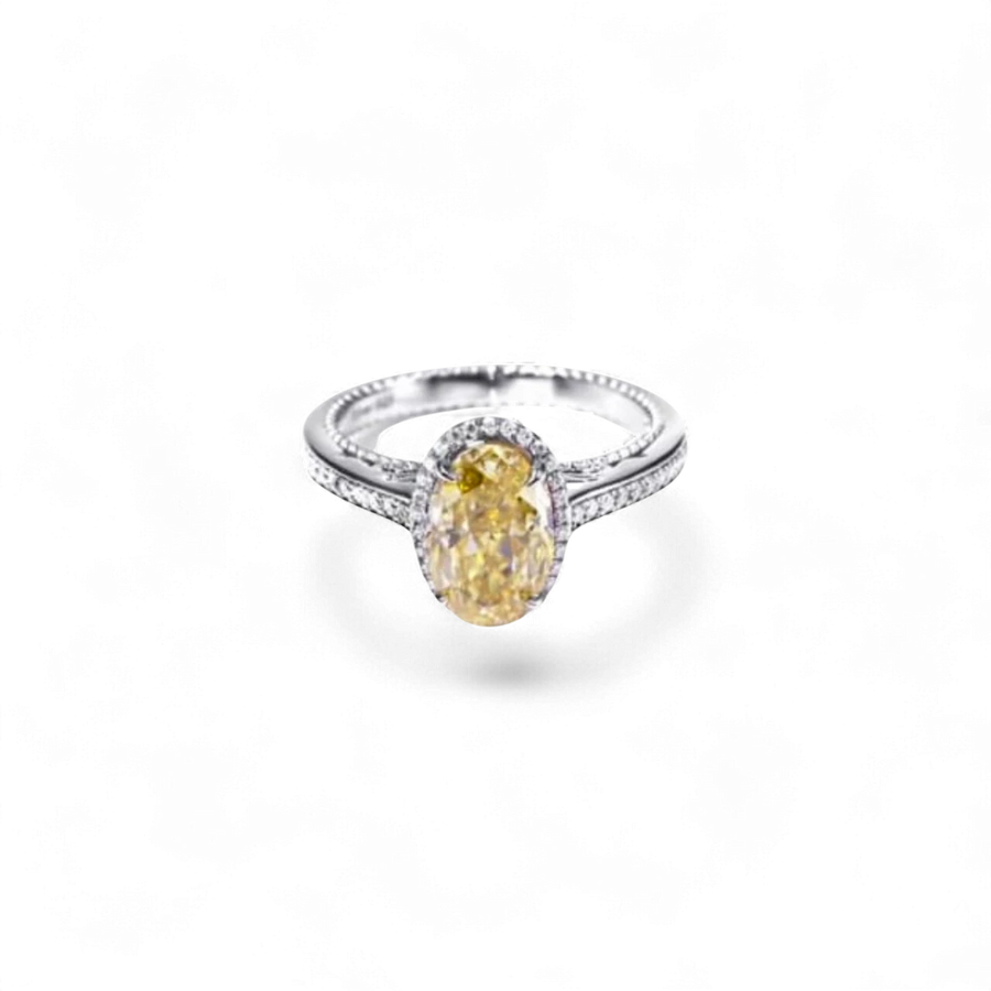 Anillo AVA & SSILAQUÉ de oro blanco de 14 quilates con un diamante moissanita ovalado amarillo de 8x10 mm rodeado de diamantes redondos de laboratorio.