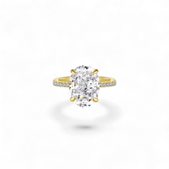 Anillo de oro de 18 quilates con diamante ovalado radiante de 9x13 mm y gemas pequeñas en el aro de AVA & SSILAQUÉ.