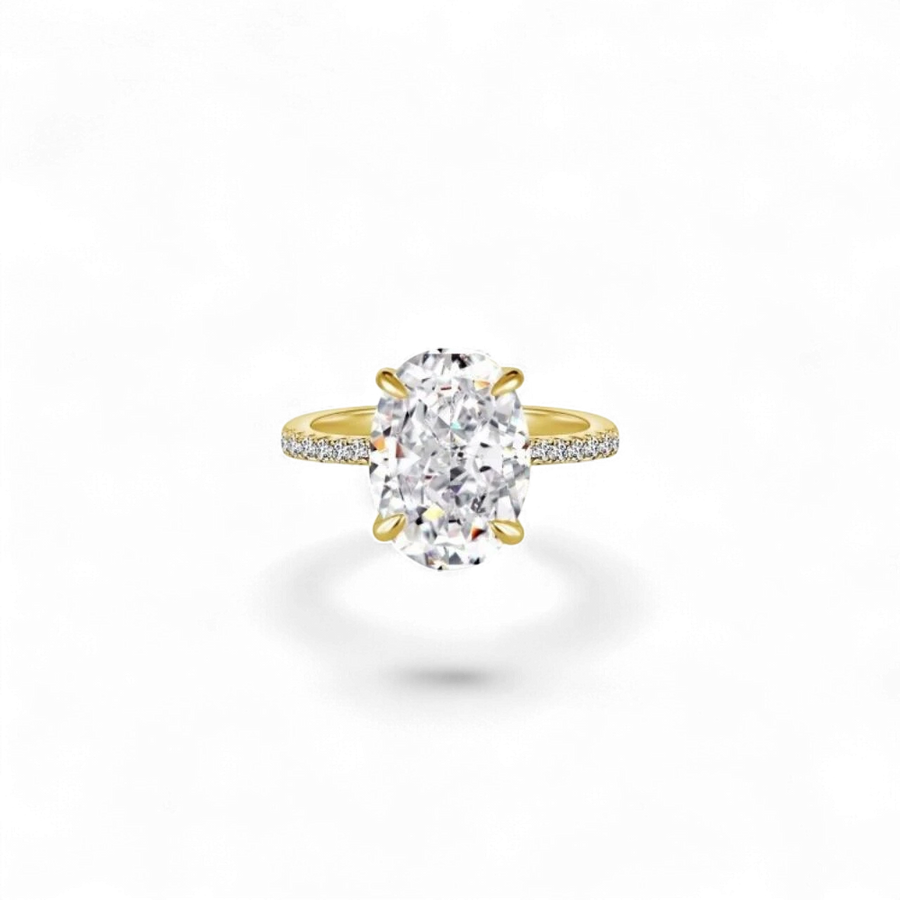 Anillo de oro de 18 quilates con diamante ovalado radiante de 9x13 mm y gemas pequeñas en el aro de AVA & SSILAQUÉ.