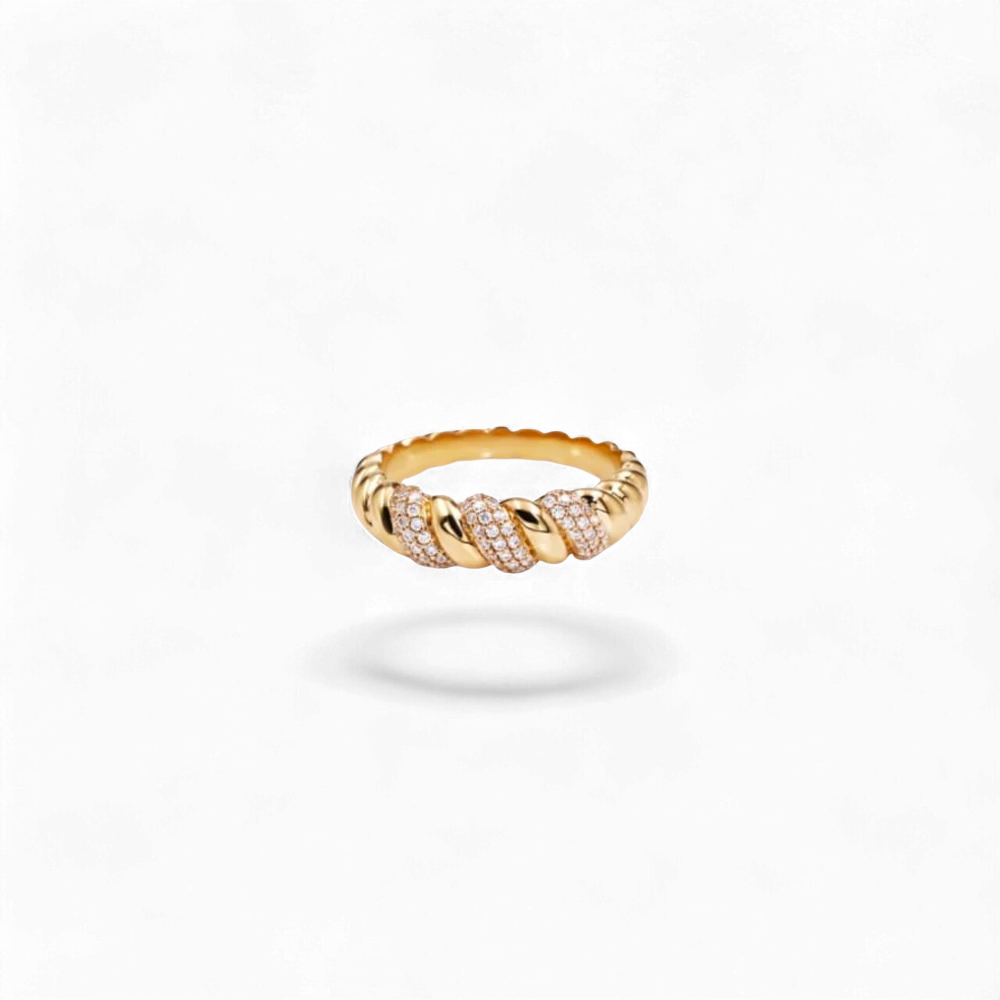 AVA & SSILAQUÉ Anillo de oro amarillo de 14 quilates con diamantes redondos engastados en un diseño retorcido.
