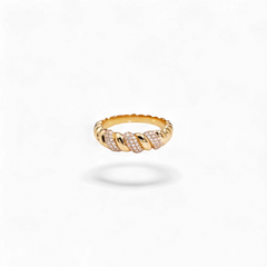 AVA & SSILAQUÉ Anillo de oro amarillo de 14 quilates con diamantes redondos engastados en un diseño retorcido.