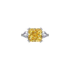 Anillo MANTO de AVA & SSILAQUÉ con un gran diamante amarillo central de talla radiante y dos diamantes blancos laterales de talla pera, en plata de ley con baño de rodio.