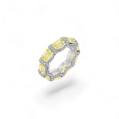 Anillo AVA & SSILAQUÉ de plata 925 con baño de rodio, adornado con gemas centrales amarillas rectangulares y diamantes blancos.
