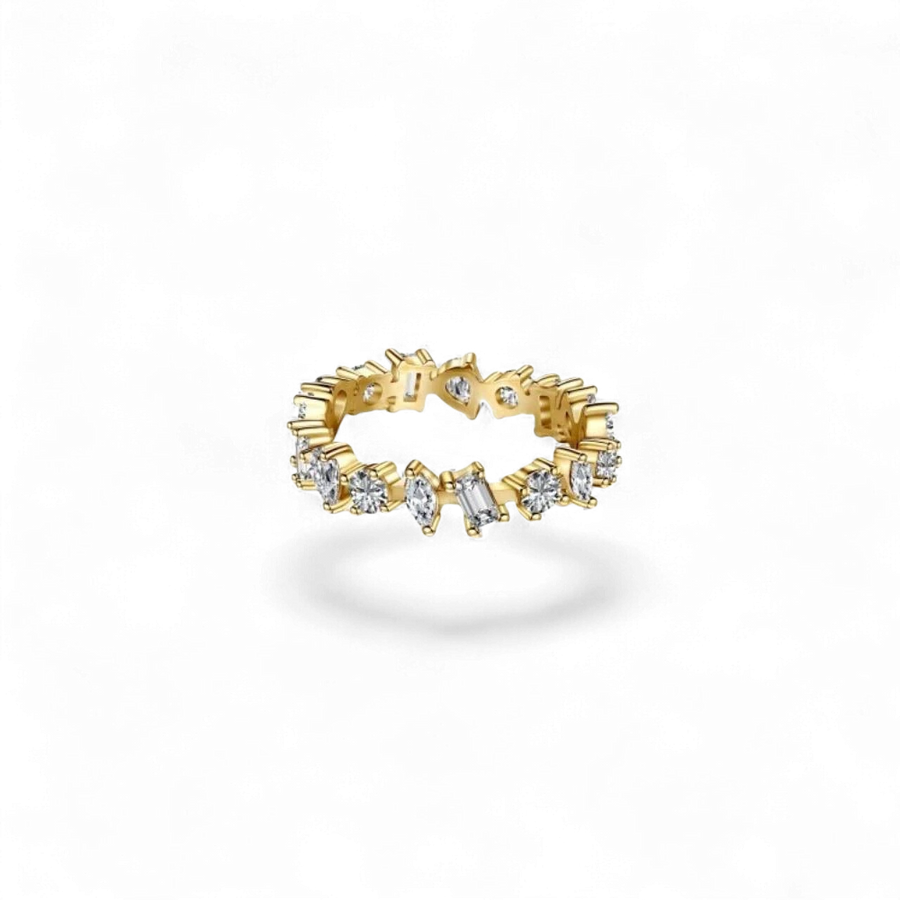 AVA & SSILAQUÉ Anillo de plata 925 con baño de oro de 18 quilates y circonitas de talla mixta, 4.5mm de ancho.