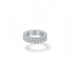 Anillo FAMI de AVA & SSILAQUÉ de plata de ley 925 con baño de rodio, adornado con dos filas de circonitas cúbicas de 3x3 mm.