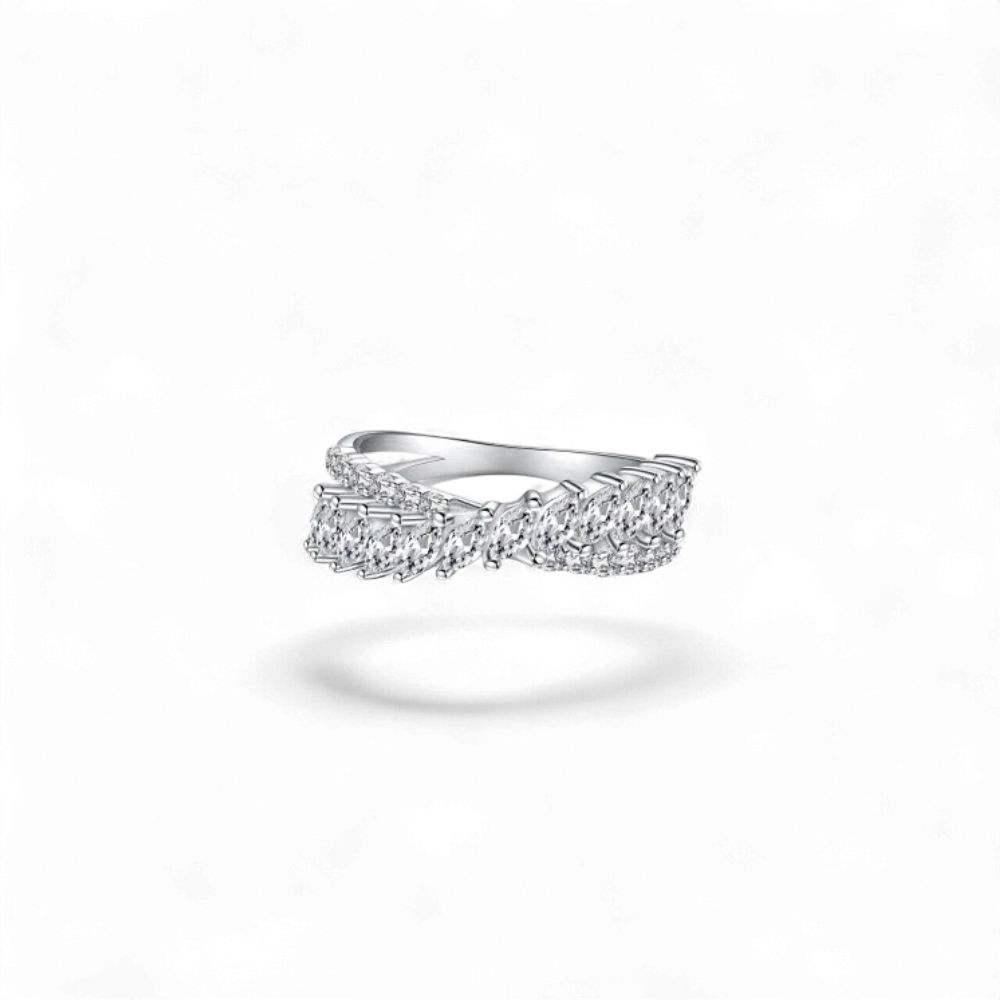 AVA & SSILAQUÉ Anillo de plata de ley 925 con baño de rodio y circonitas cúbicas en talla marquesa.