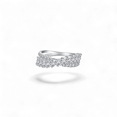 AVA & SSILAQUÉ Anillo de plata de ley 925 con baño de rodio y circonitas cúbicas en talla marquesa.