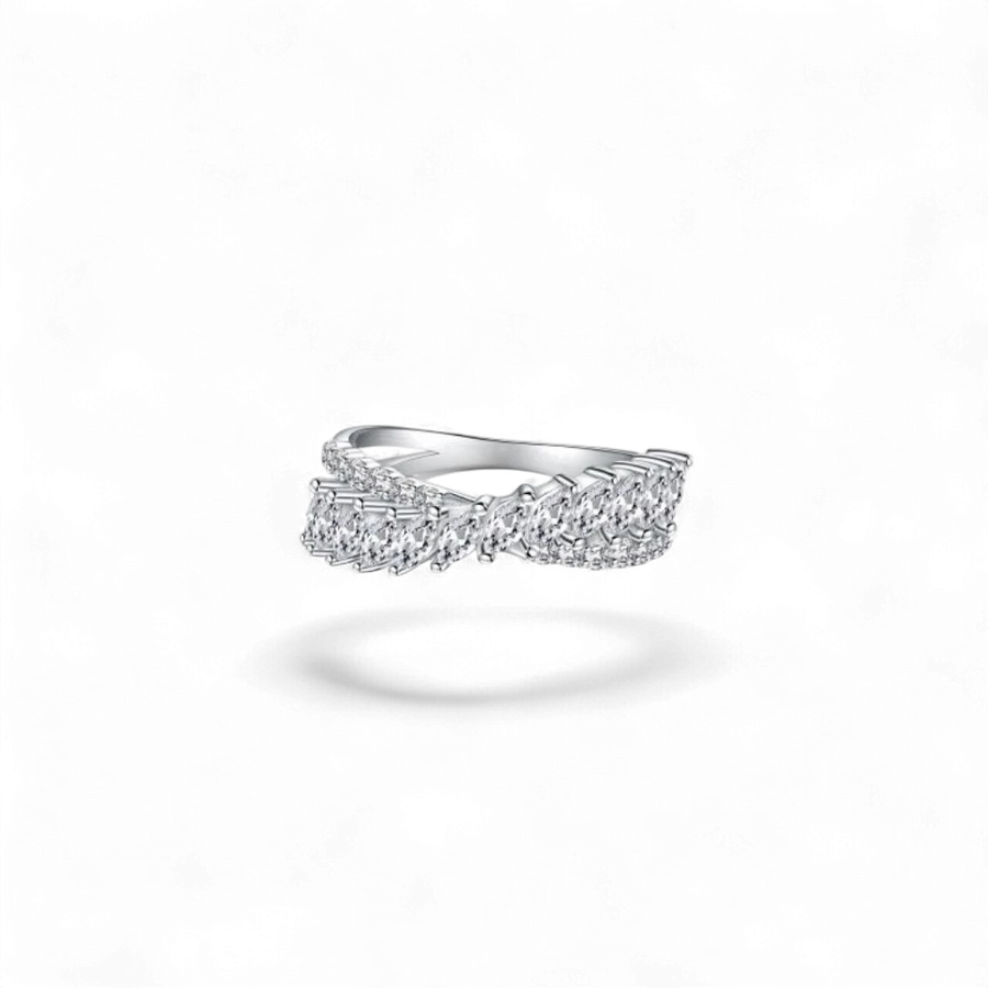 AVA & SSILAQUÉ Anillo de plata de ley 925 con baño de rodio y circonitas cúbicas en talla marquesa.