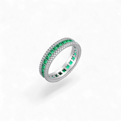 Anillo AVA & SSILAQUÉ de plata 925 con baño de rodio, incrustaciones de circonitas verdes y blancas, 4.5mm de ancho.