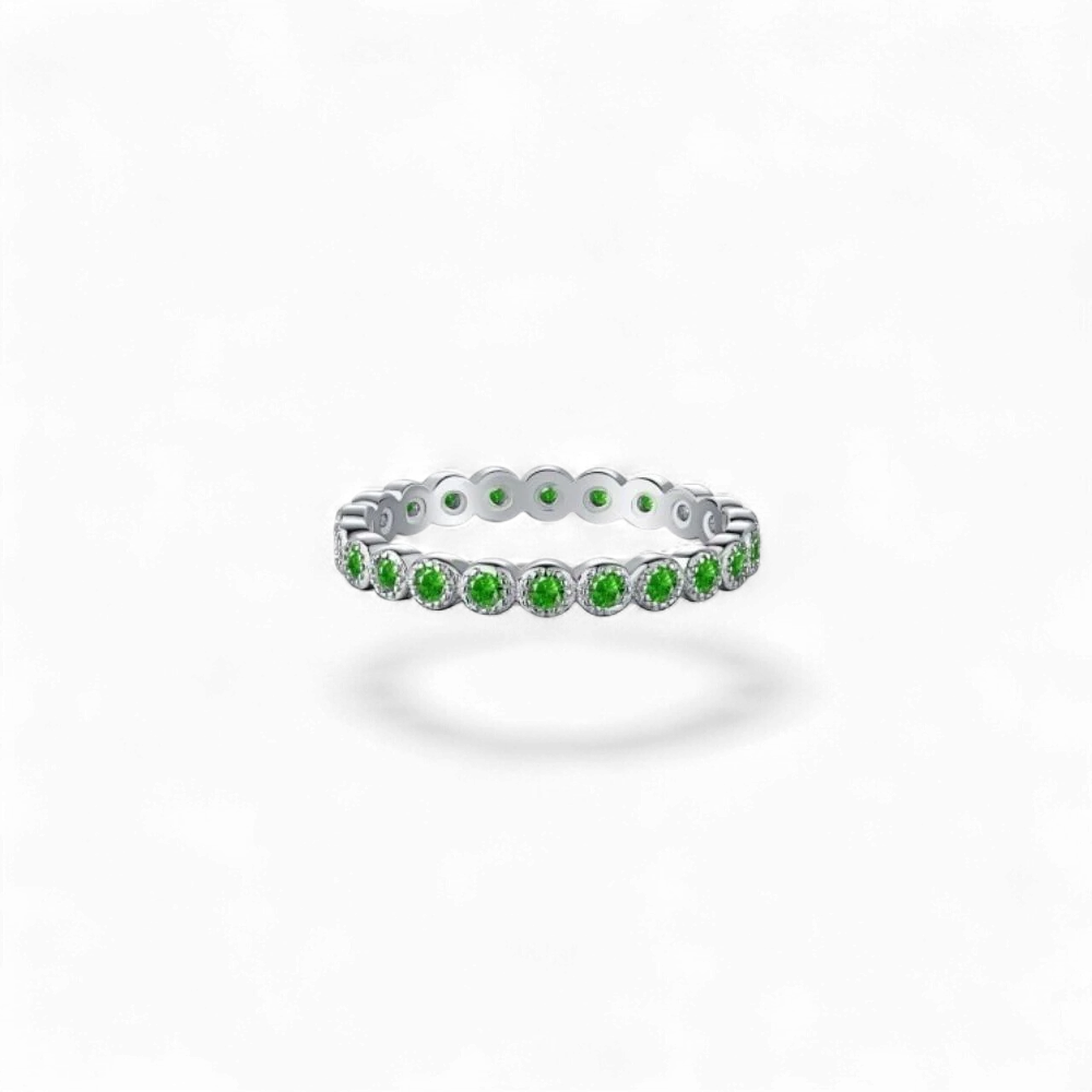 Anillo PATRIK de AVA & SSILAQUÉ de plata 925 con baño de rodio y circonitas verdes engastadas, 2.7mm de ancho.