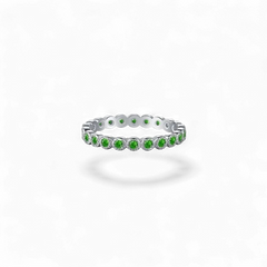 Anillo PATRIK de AVA & SSILAQUÉ de plata 925 con baño de rodio y circonitas verdes engastadas, 2.7mm de ancho.