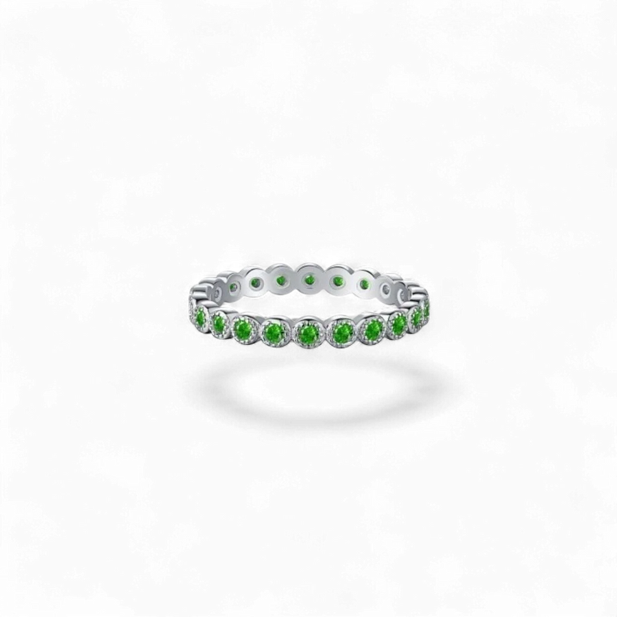 Anillo PATRIK de AVA & SSILAQUÉ de plata 925 con baño de rodio y circonitas verdes engastadas, 2.7mm de ancho.