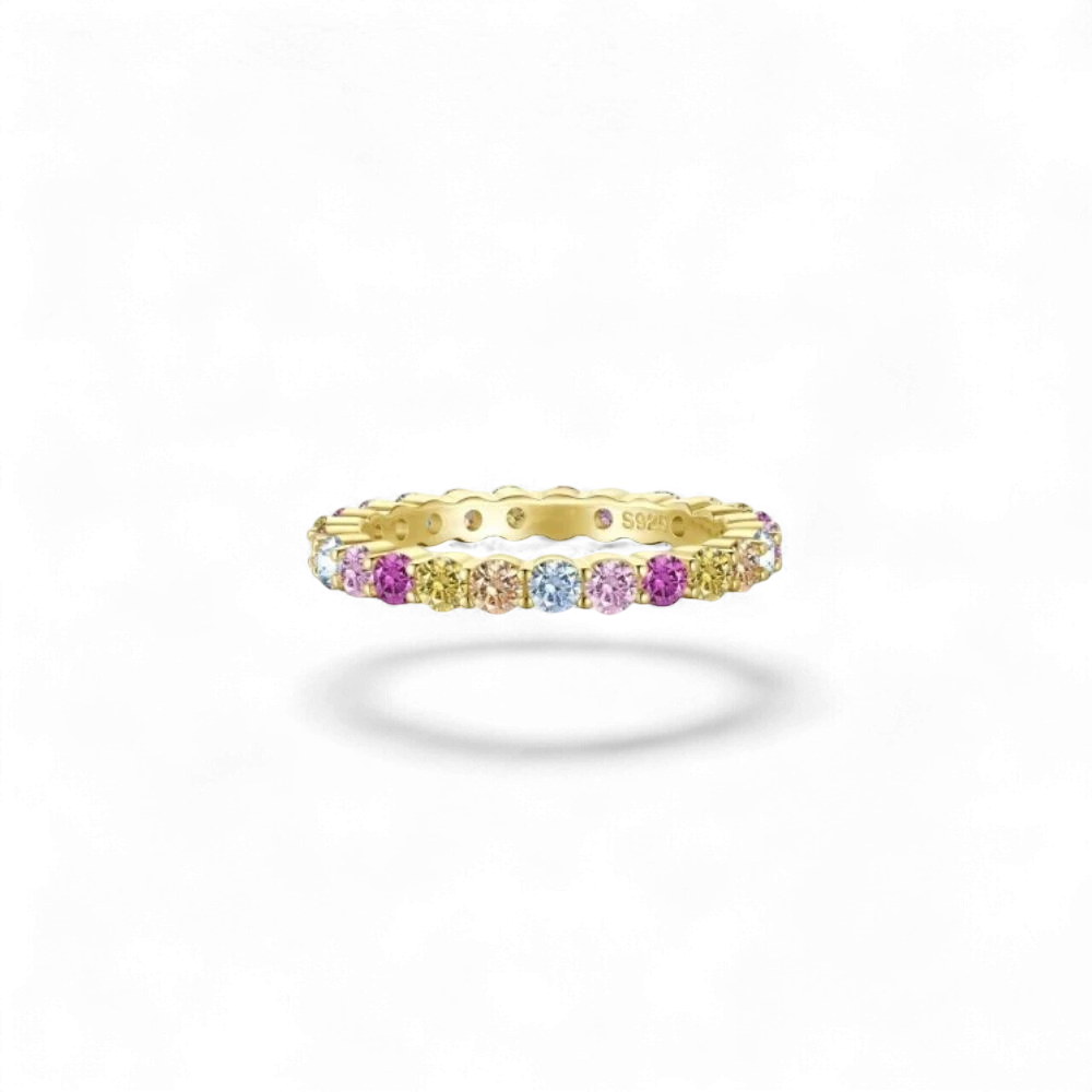Anillo de plata 925 chapado en oro de AVA & SSILAQUÉ con piedras de colores aleatorias, ancho de 2 mm.