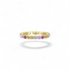 Anillo de plata 925 chapado en oro de AVA & SSILAQUÉ con piedras de colores aleatorias, ancho de 2 mm.