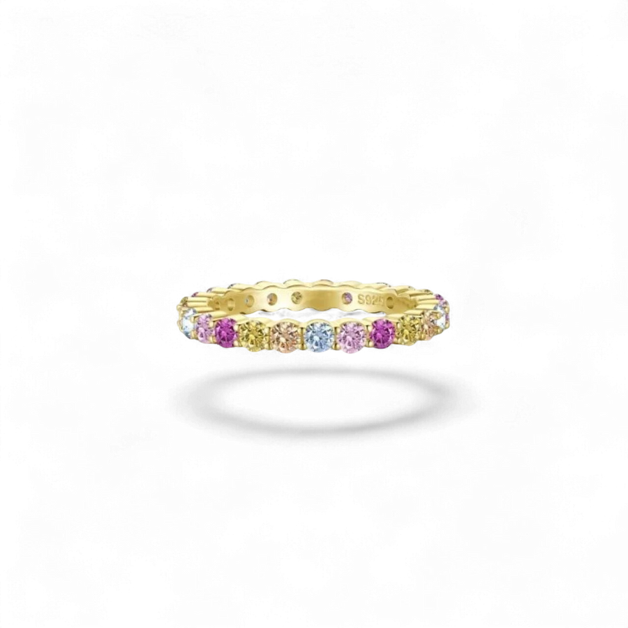 Anillo de plata 925 chapado en oro de AVA & SSILAQUÉ con piedras de colores aleatorias, ancho de 2 mm.