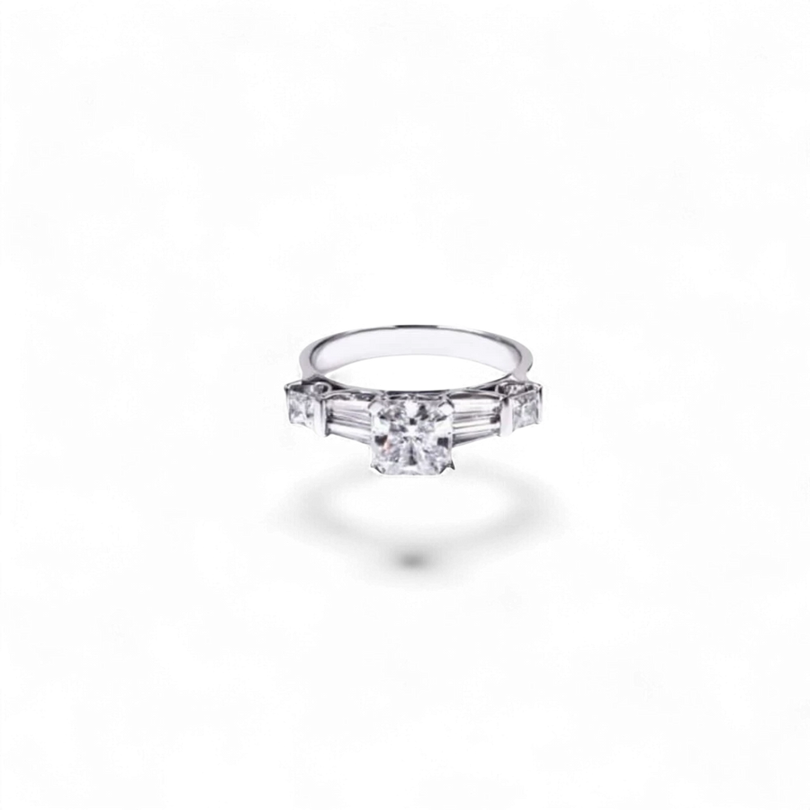 Anillo AVA & SSILAQUÉ de oro blanco de 14 quilates con un diamante radiante cuadrado central de 1 quilate y diamantes laterales princesa y trapecio.