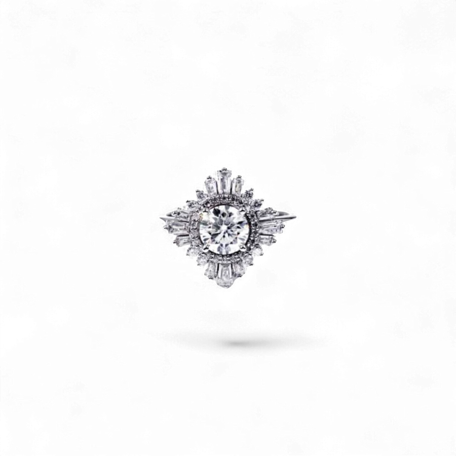 Anillo AVA & SSILAQUÉ de oro blanco de 14 quilates con un diamante redondo central de 1,1 quilates rodeado de diamantes de talla baguette y redonda.
