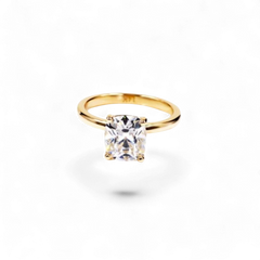 Anillo Solitaire Solis de AVA & SSILAQUÉ en oro blanco de 14K con diamante de talla cojín de 3 quilates.