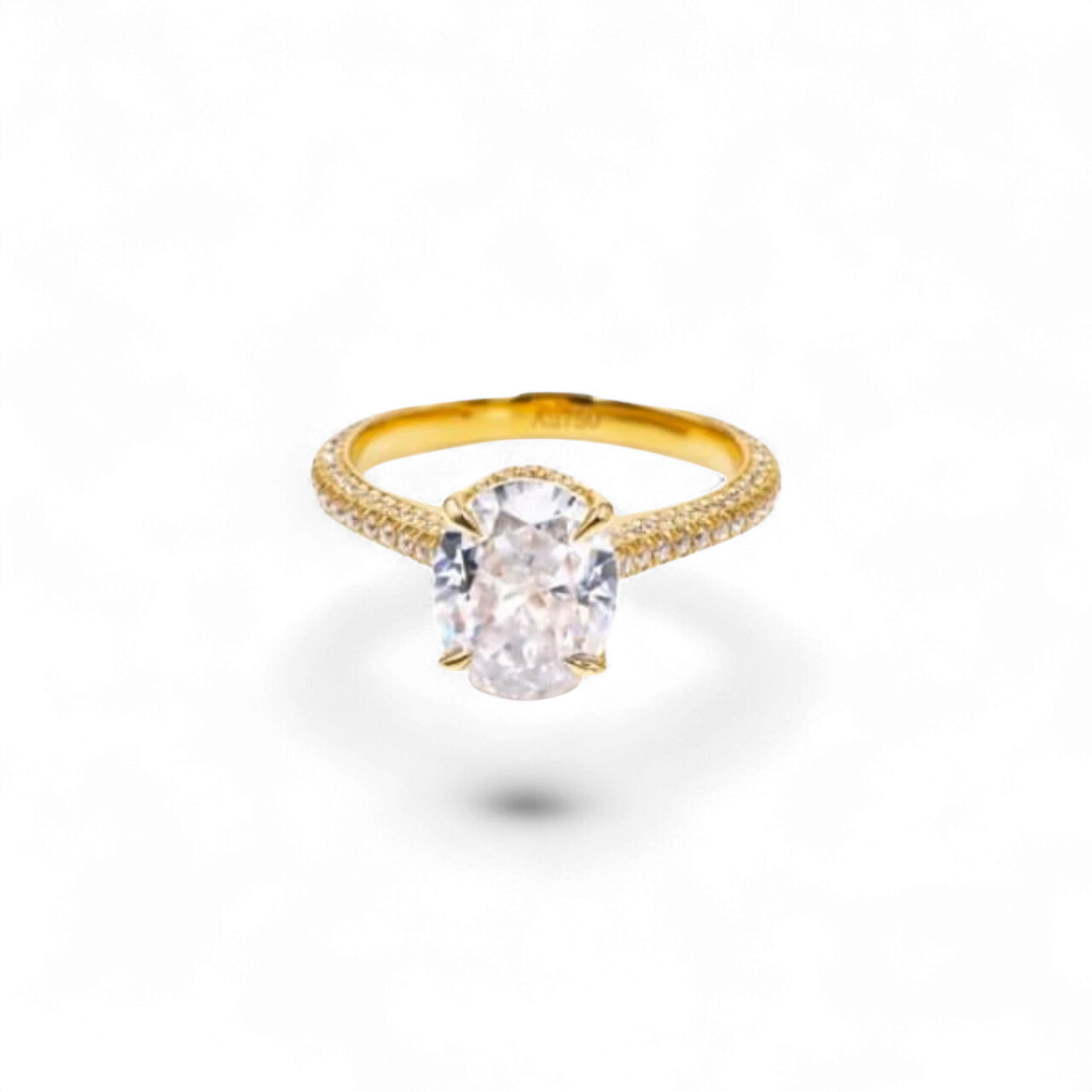 Anillo de oro blanco de 14 quilates de AVA & SSILAQUÉ con un diamante ovalado central y gemas pavé en el aro.