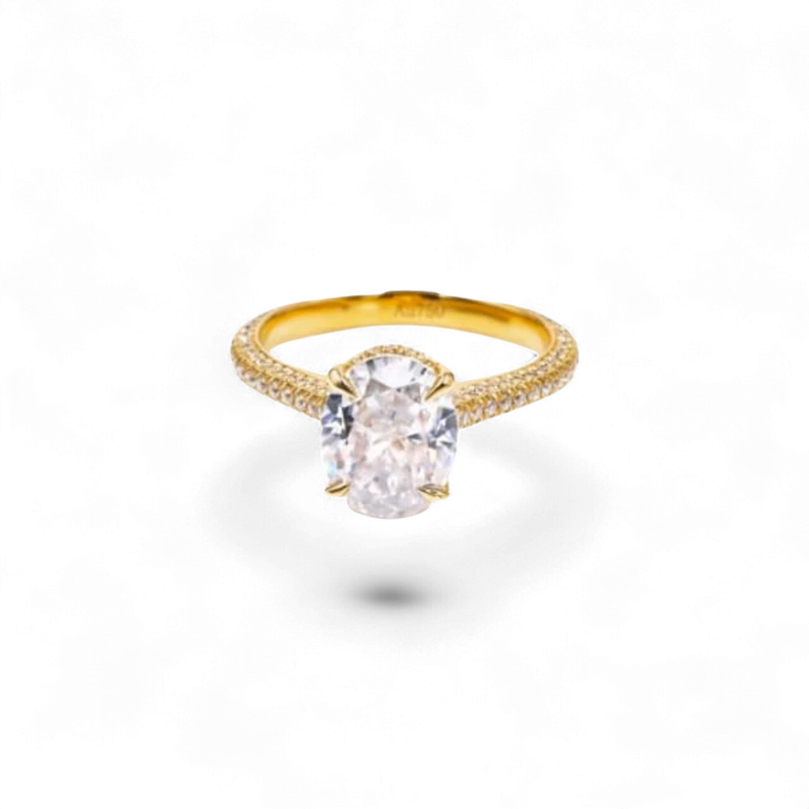 Anillo de oro blanco de 14 quilates de AVA & SSILAQUÉ con un diamante ovalado central y gemas pavé en el aro.