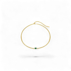 Collar DISCRET de AVA & SSILAQUÉ en plata 925 bañada en oro con un colgante central de piedra verde esmeralda y detalles de circonitas.