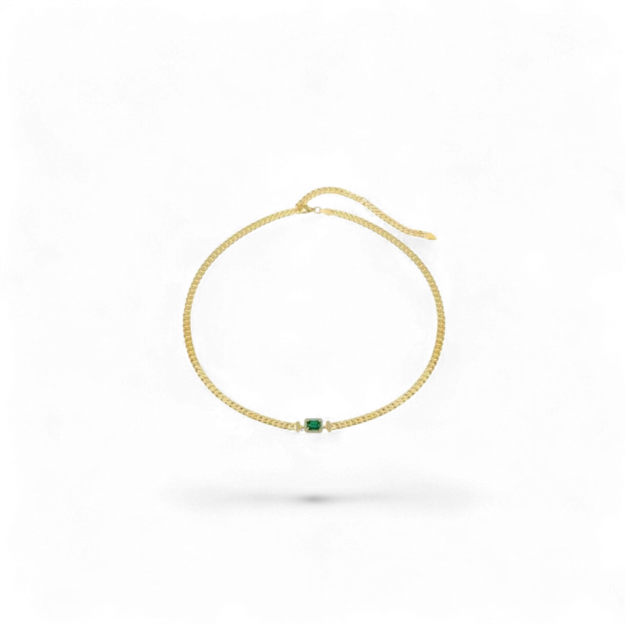 Collar DISCRET de AVA & SSILAQUÉ en plata 925 bañada en oro con un colgante central de piedra verde esmeralda y detalles de circonitas.
