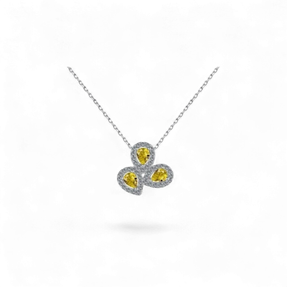 AVA & SSILAQUÉ collar de plata 925 con baño de rodio, colgante de tres gotas amarillas rodeadas de circonitas.