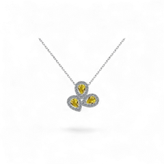 AVA & SSILAQUÉ collar de plata 925 con baño de rodio, colgante de tres gotas amarillas rodeadas de circonitas.