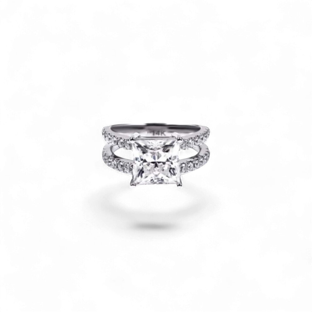 AVA & SSILAQUÉ Anillo Corona de oro blanco de 14K con un diamante princesa central de 4 quilates y diamantes laterales redondos.