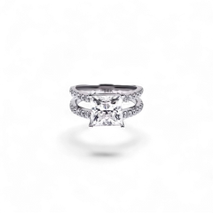 AVA & SSILAQUÉ Anillo Corona de oro blanco de 14K con un diamante princesa central de 4 quilates y diamantes laterales redondos.