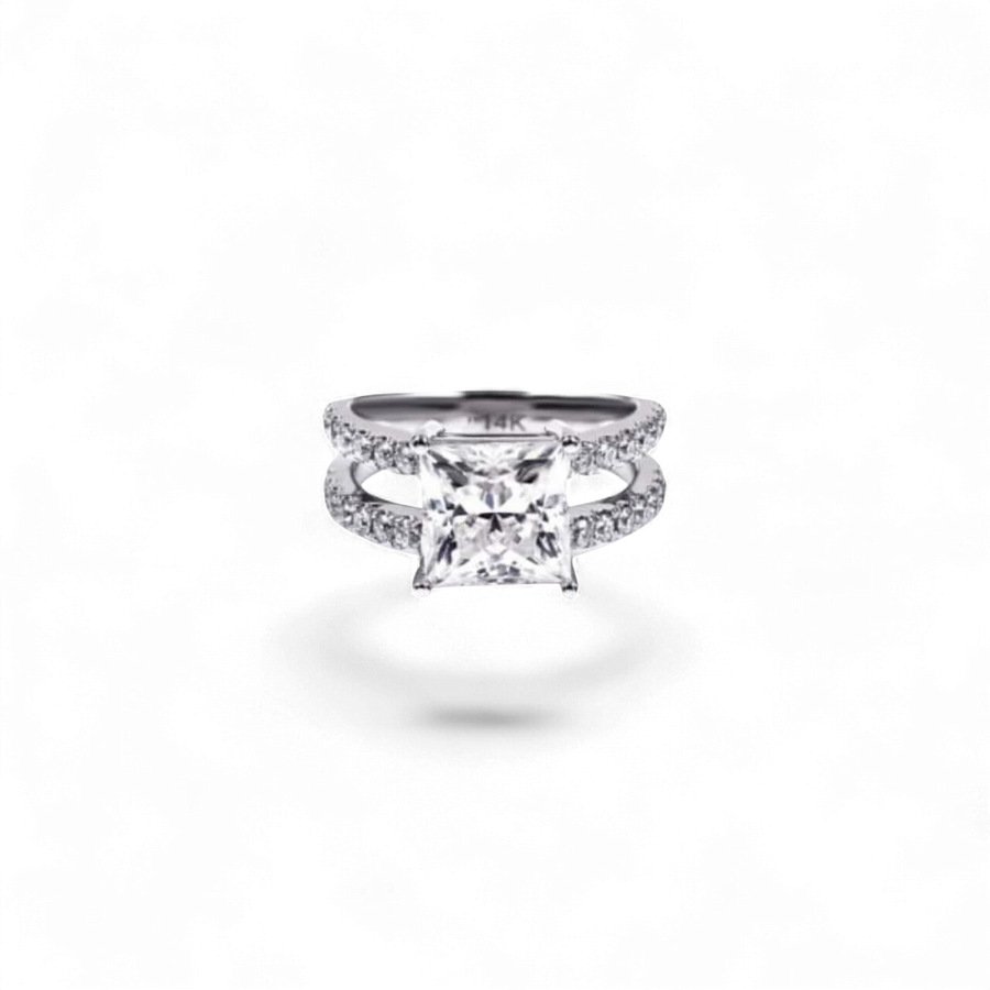 AVA & SSILAQUÉ Anillo Corona de oro blanco de 14K con un diamante princesa central de 4 quilates y diamantes laterales redondos.