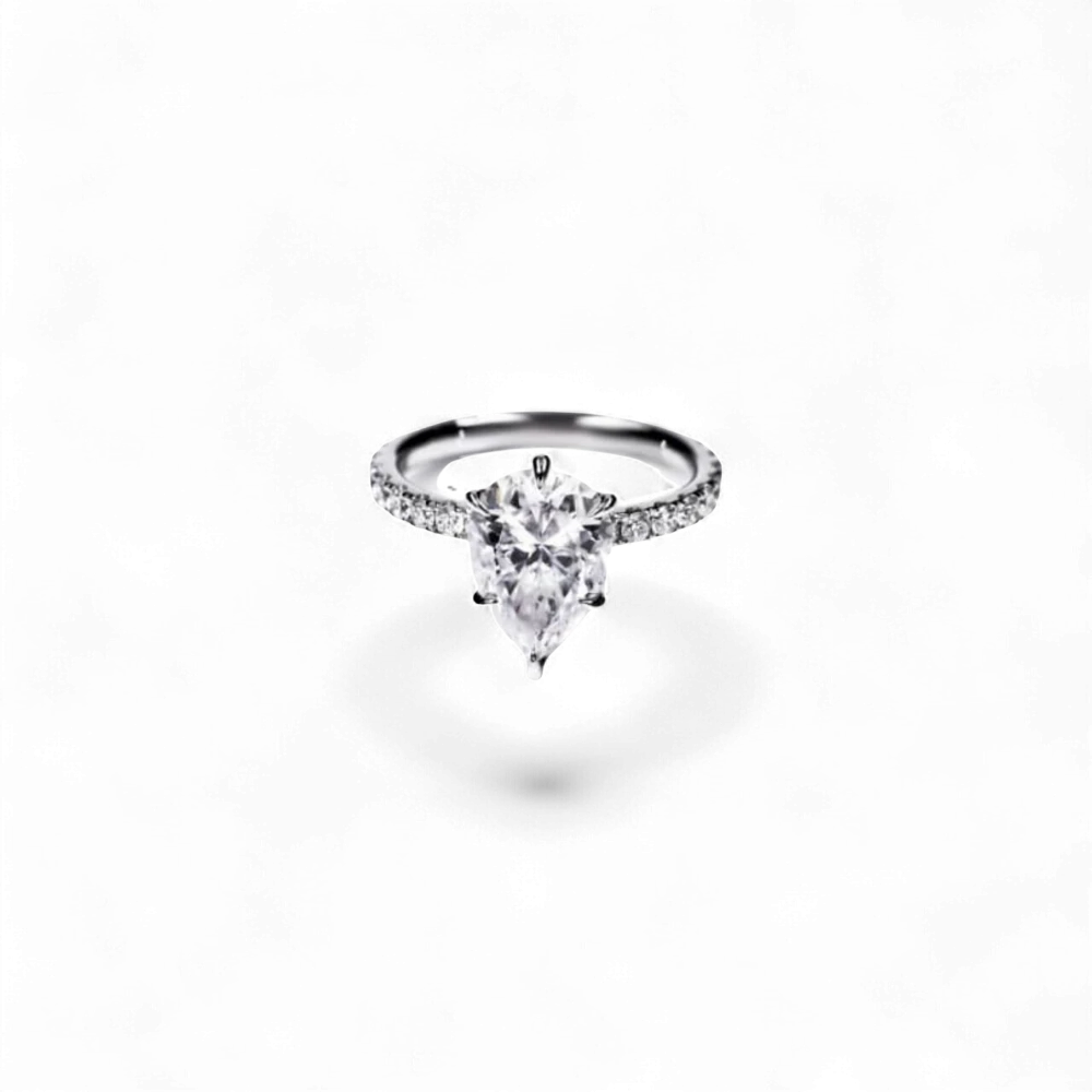 AVA & SSILAQUÉ Elara anillo de oro blanco de 14 quilates con diamante de pera de 2 quilates y detalles pavé