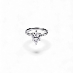 AVA & SSILAQUÉ Elara anillo de oro blanco de 14 quilates con diamante de pera de 2 quilates y detalles pavé