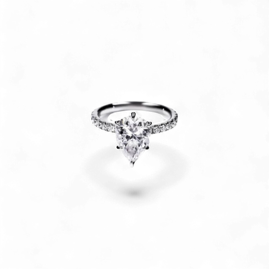 AVA & SSILAQUÉ Elara anillo de oro blanco de 14 quilates con diamante de pera de 2 quilates y detalles pavé