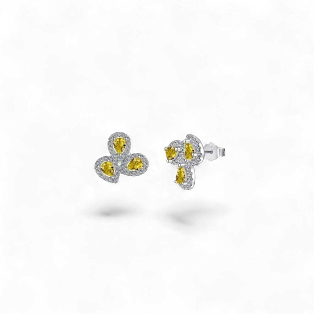 Pendientes de plata 925 con baño de rodio de AVA & SSILAQUÉ, adornados con tres piedras amarillas en forma de lágrima y circonitas.