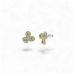 Pendientes de plata 925 con baño de rodio de AVA & SSILAQUÉ, adornados con tres piedras amarillas en forma de lágrima y circonitas.