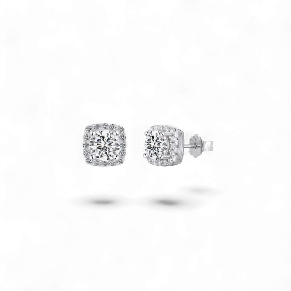 Pendientes de plata de ley 925 con baño de rodio de AVA & SSILAQUÉ, con circonita cúbica central y halo de circonitas.