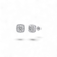 Pendientes de plata de ley 925 con baño de rodio de AVA & SSILAQUÉ, con circonita cúbica central y halo de circonitas.