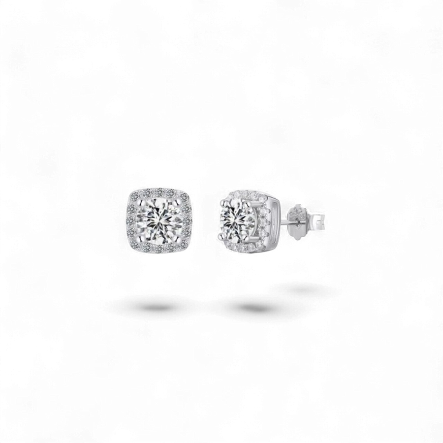 Pendientes de plata de ley 925 con baño de rodio de AVA & SSILAQUÉ, con circonita cúbica central y halo de circonitas.