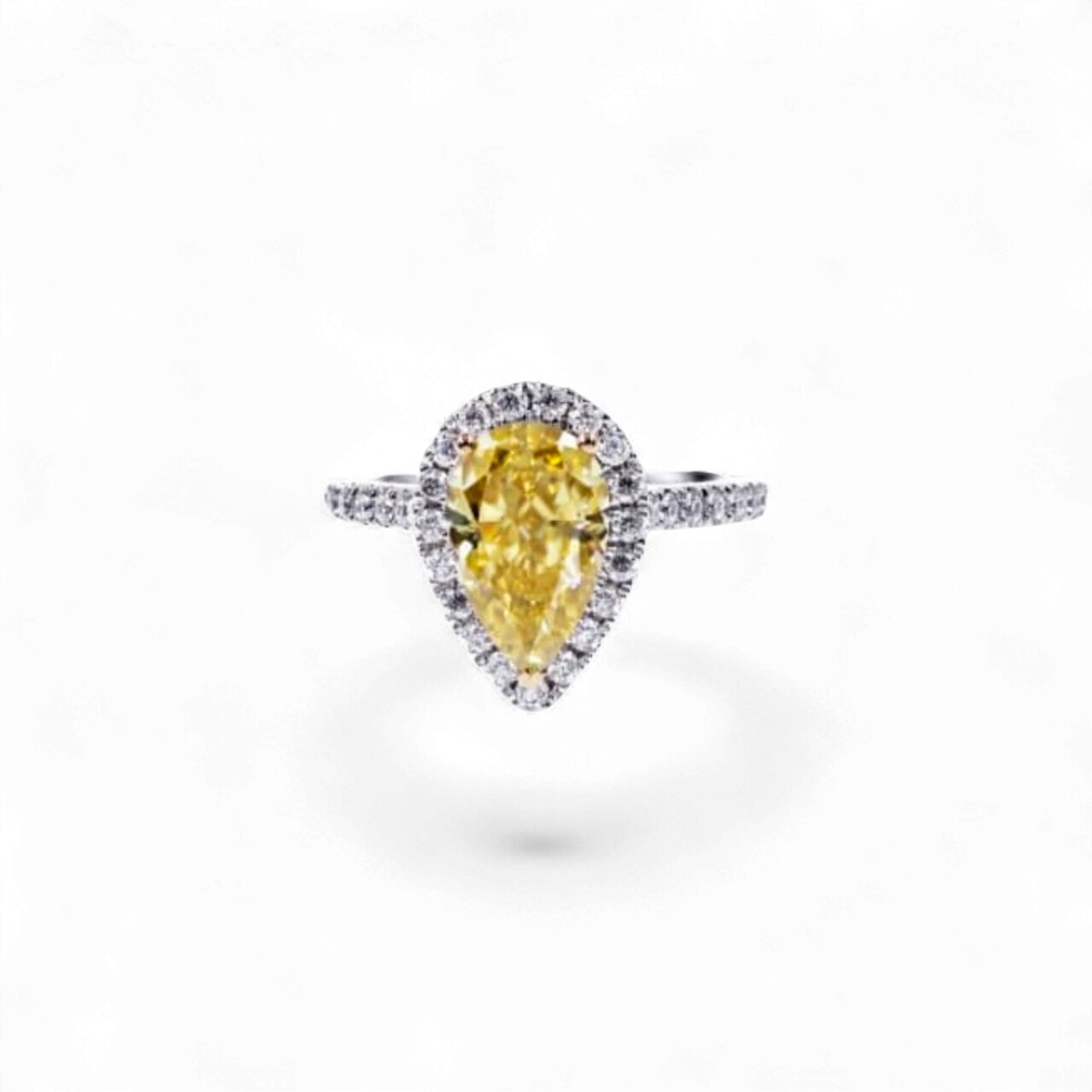 AVA & SSILAQUÉ Anillo Soléne Pear de oro blanco de 14K con moissanita amarilla en forma de pera y diamantes redondos de laboratorio.