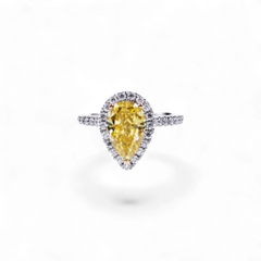 AVA & SSILAQUÉ Anillo Soléne Pear de oro blanco de 14K con moissanita amarilla en forma de pera y diamantes redondos de laboratorio.