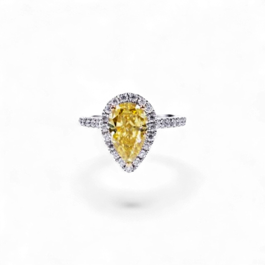 AVA & SSILAQUÉ Anillo Soléne Pear de oro blanco de 14K con moissanita amarilla en forma de pera y diamantes redondos de laboratorio.